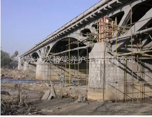 橋梁頂升加固采取不中斷交通的施工工藝