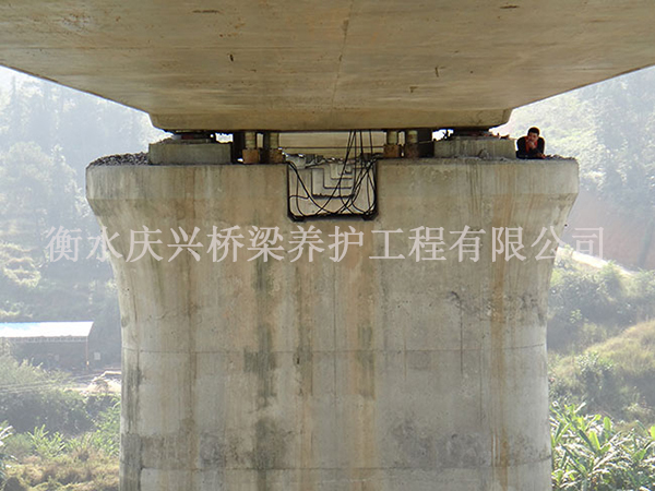 橋梁頂升加固采取不中斷交通的施工工藝
