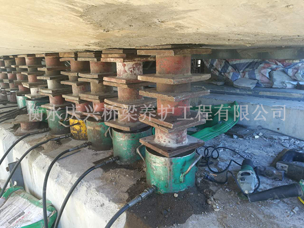 橋梁頂升加固采取不中斷交通的施工工藝